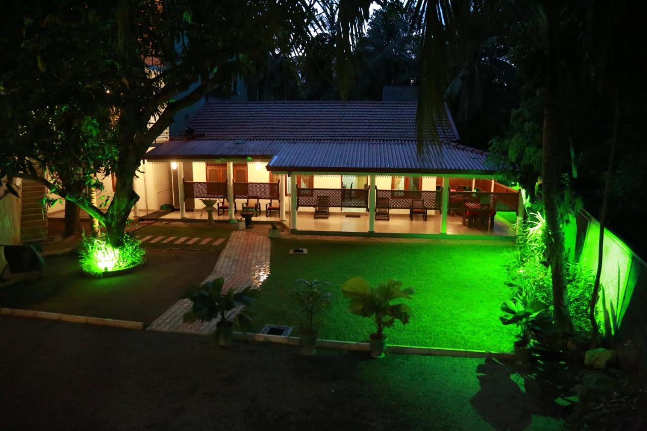 Vishmee Holiday Inn Embilipitiya Exterior foto