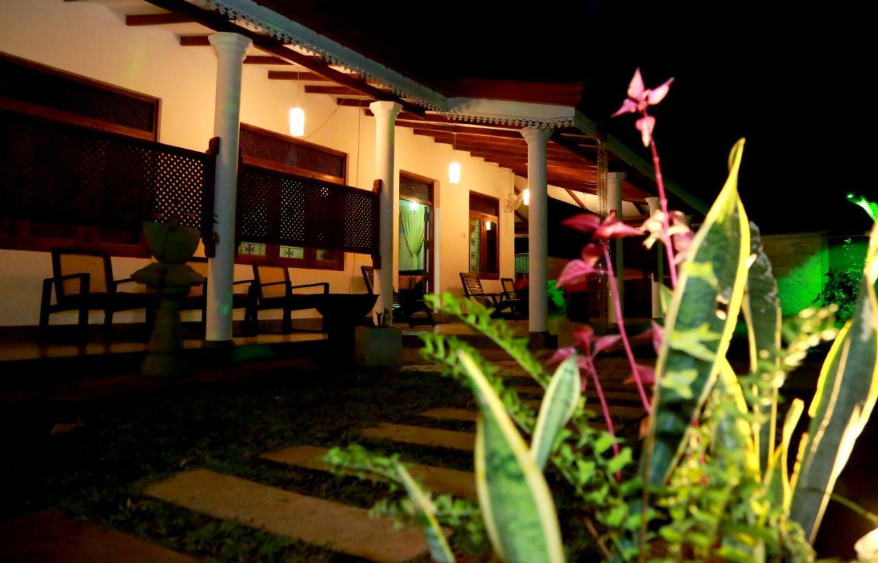 Vishmee Holiday Inn Embilipitiya Exterior foto